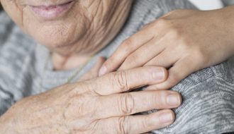 Dinlenirken ortaya çıkan titremeler Parkinson belirtisi olabilir